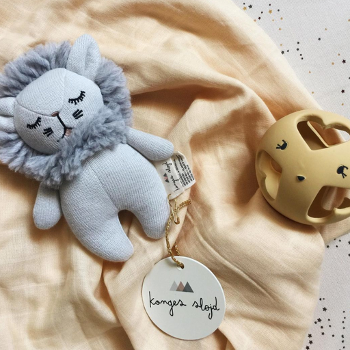 Hochet Mini Lion - Coton Bio par Konges Sløjd - Jouets d'éveil | Jourès