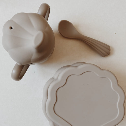 Set Repas en silicone Clam - Warm Grey par Konges Sløjd - Maison | Jourès