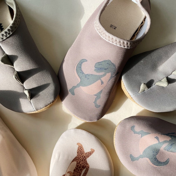 Chaussures de plage Aster - Dino par Konges Sløjd - C'est l'été, bébé | Jourès